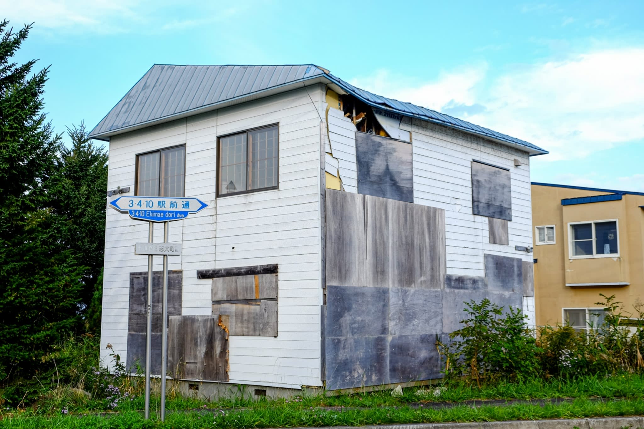 【心霊】青い屋根の家｜入居者が次々消えた岩見沢の廃屋の正体