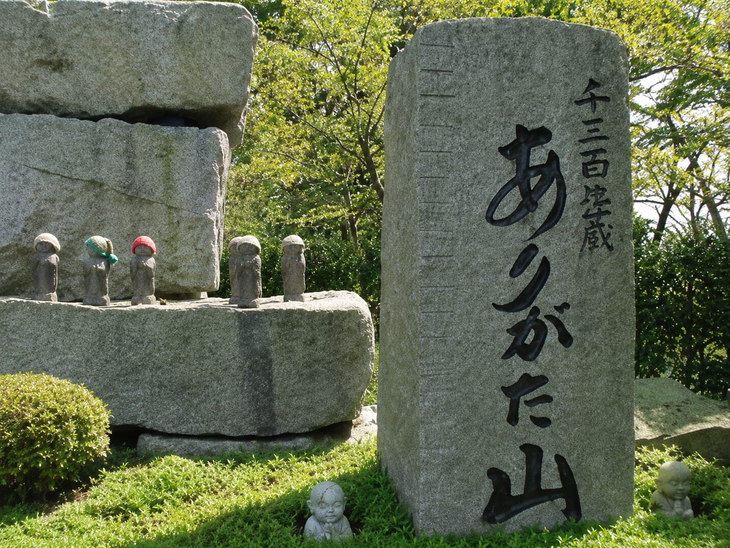 【東京都の心霊スポット】ありがた山｜約4000体の石仏が密集する斜面──仮面ライダーのロケ地が心霊スポットになった、稲城市の怪
