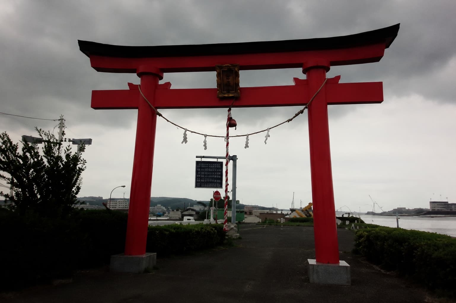 【東京都の心霊スポット】羽田空港の赤鳥居（旧穴守稲荷神社大鳥居）｜米軍も撤去できなかった祟りの鳥居──1945年の強制退去から始まった、羽田の怪
