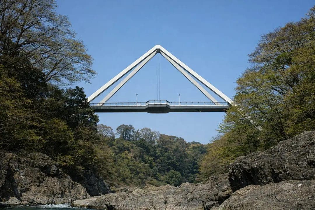 【心霊】はねたき橋｜ライトアップされた橋で目撃される人影の正体