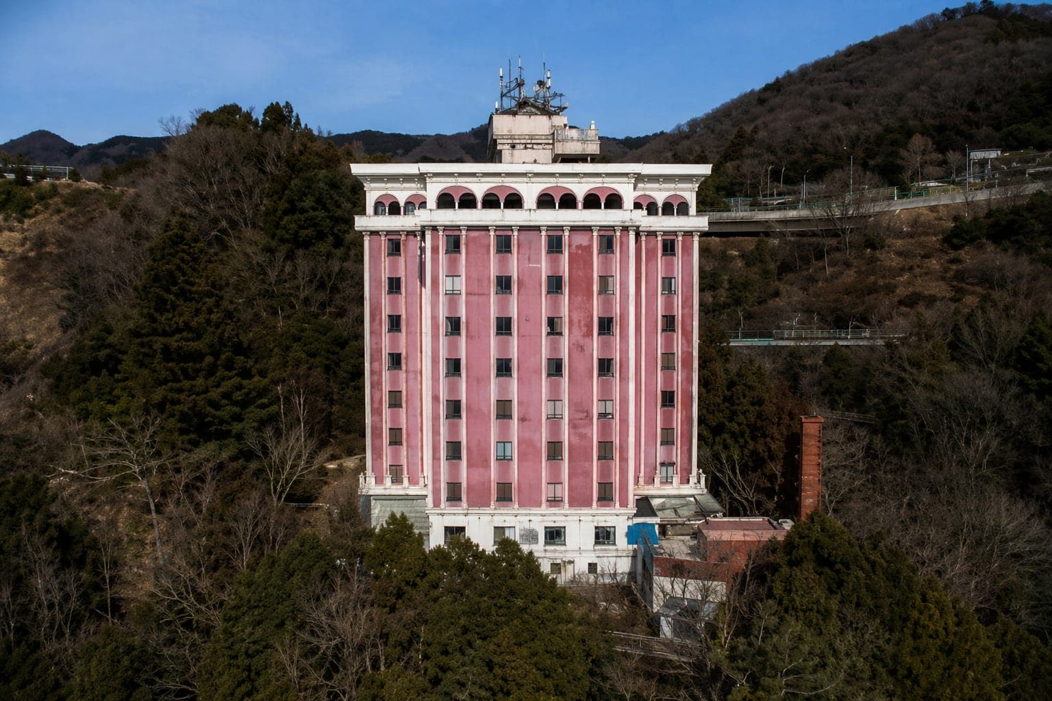 【心霊】ホテルすかいらぶ｜廃ラブホテルで心霊写真に写る女の霊の真相