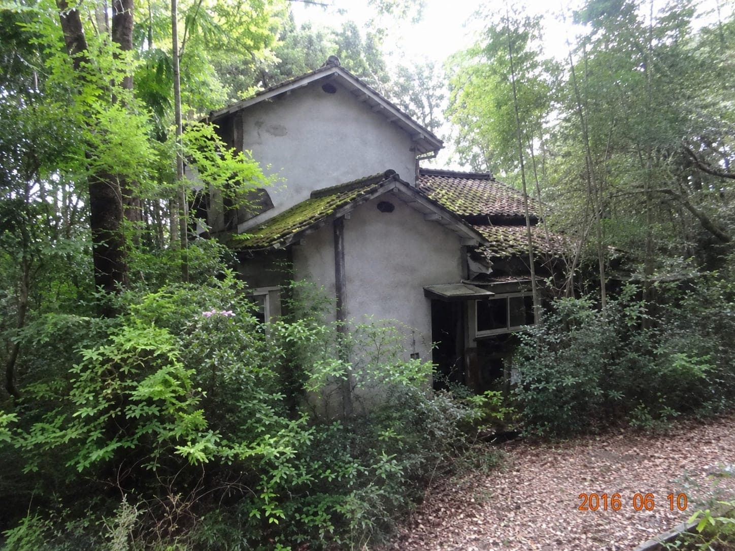 【佐賀県の心霊スポット】イノチャン山荘｜「精神病院から脱走した男が一家を皆殺しにした」という怪談は稲川淳二の創作だった──それでも幽霊の目撃が絶えない廃墟の怪