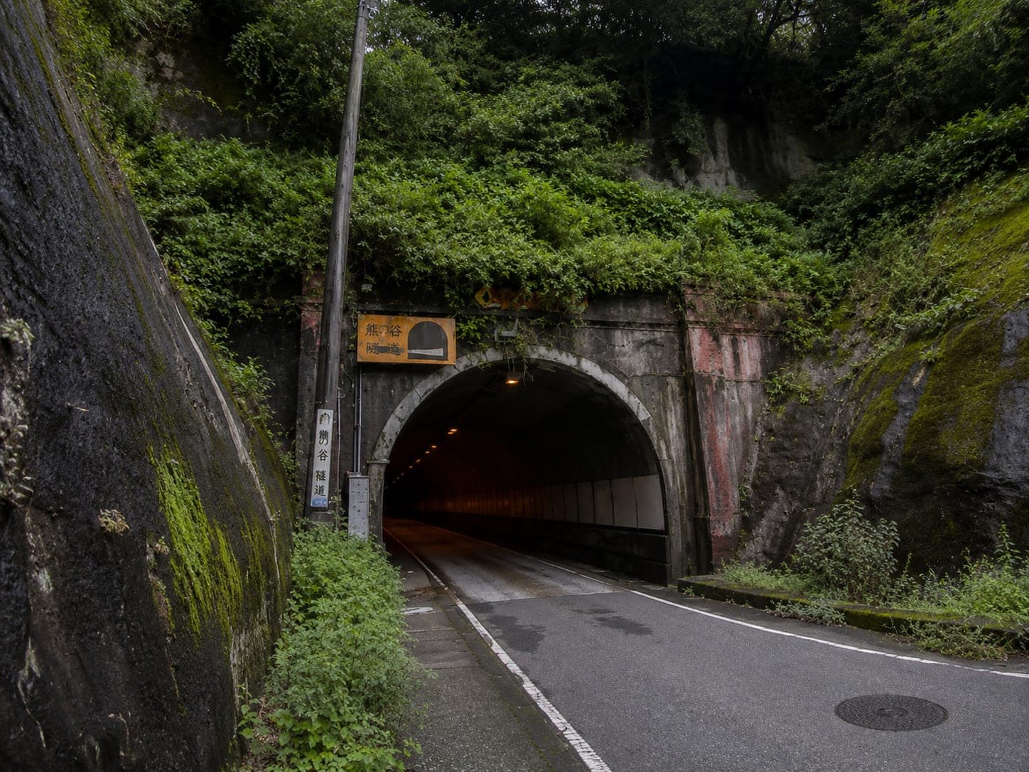 【神奈川県の心霊スポット】小坪トンネル｜川端康成の小説に登場した昭和の心霊スポット──落ち武者・落下する女・キャシー中島の手形体験が絡む鎌倉・逗子の怪の外観
