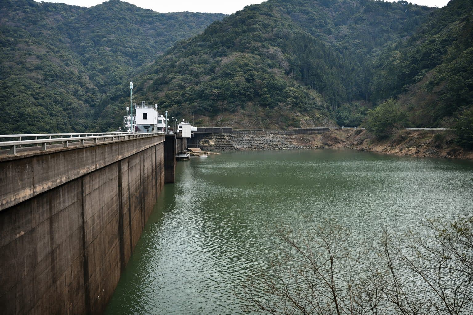 【心霊】南畑ダム｜深夜のトイレ窓から覗き込んだ女の霊の正体と異変