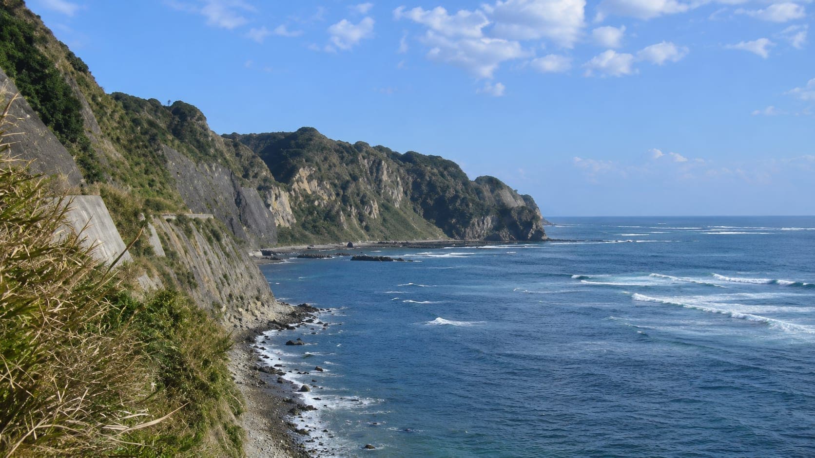 【千葉県の心霊スポット】おせんころがし｜1951年10月11日、母子が崖から突き落とされた──昼は絶景、夜は殺意の記憶が残る4キロの断崖の外観