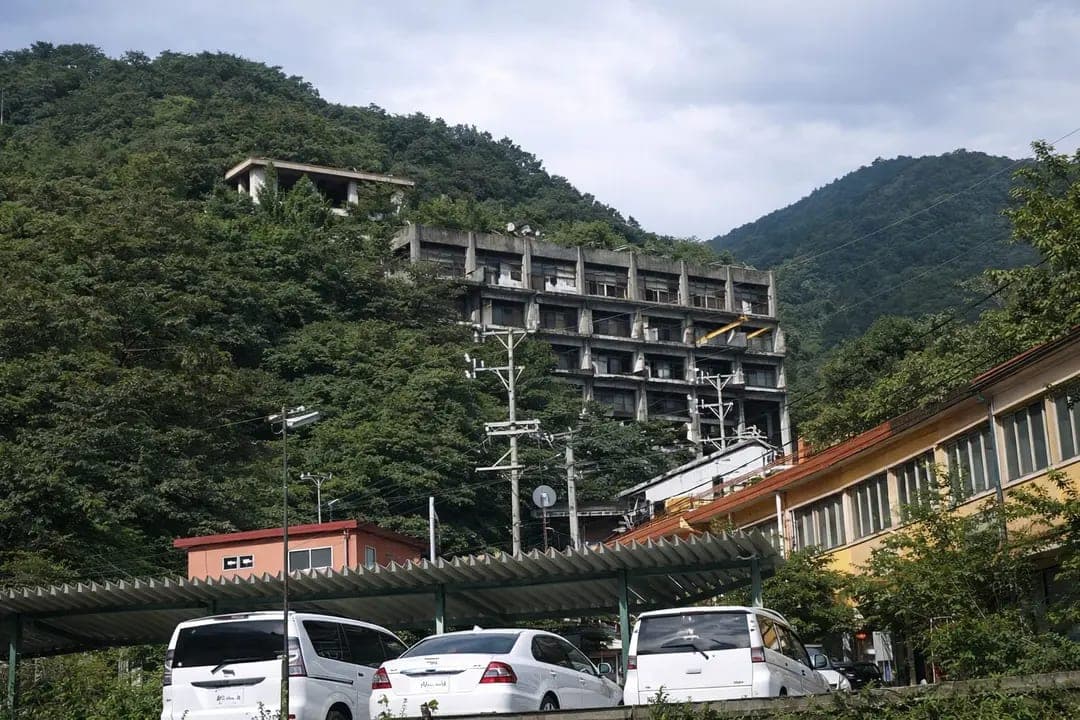 【心霊】鶯花荘寮｜廃温泉旅館の寮で繰り返す不審火と消えた従業員の真相