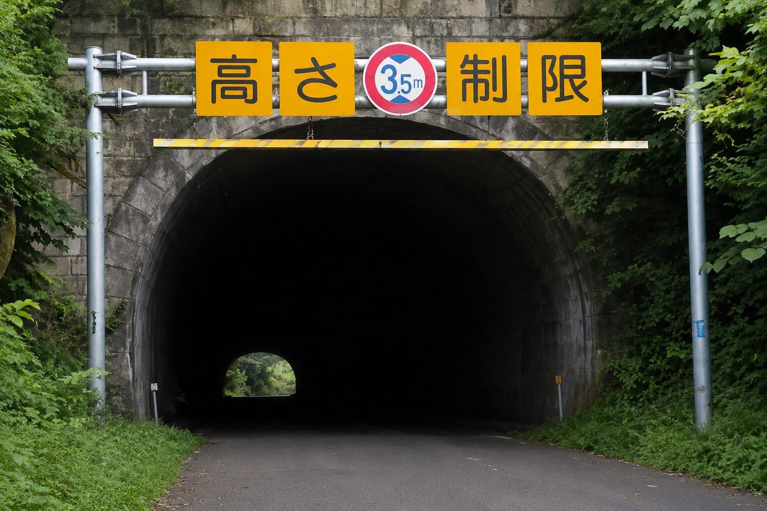 【青森県の心霊スポット】三戸トンネル｜照明のない144メートルに、ハイヒールの足音が響く──「北野誠のおまえら行くな！」で音声に録音された怪