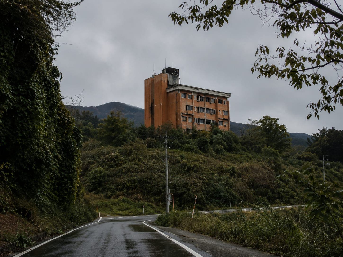 【富山県の心霊スポット】坪野鉱泉｜1996年に肝試しに向かった19歳の女性2人が行方不明になった──24年後、富山湾の海底で発見された「北陸最恐」の廃ホテルの怪の外観