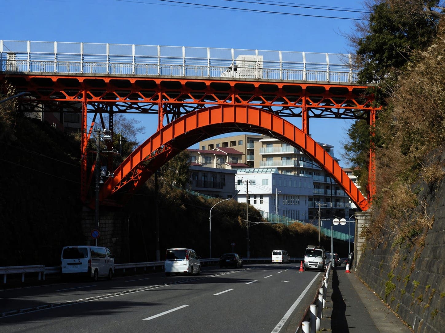【心霊】打越橋｜横浜の朱色アーチ橋で繰り返される投身と目撃される霊の記録