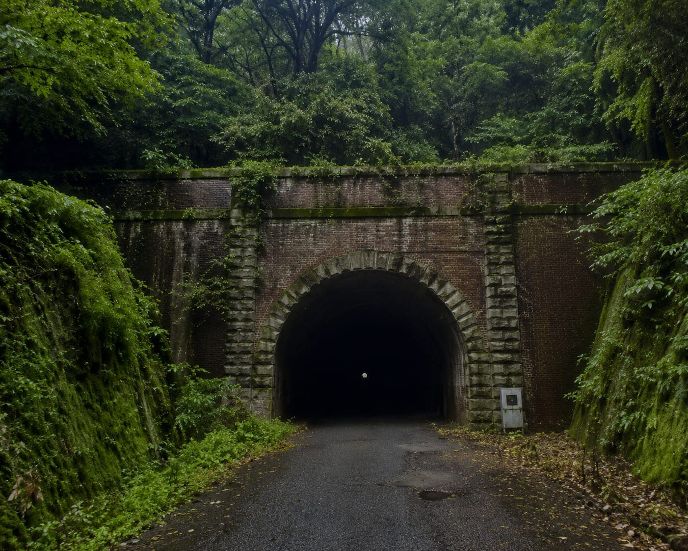 【熊本県の心霊スポット】旧佐敷トンネル(旧佐敷隧道)|照明のない434メートルと「幽霊坂」の謎──明治時代の煉瓦造り登録文化財が熊本最恐になるまでの外観