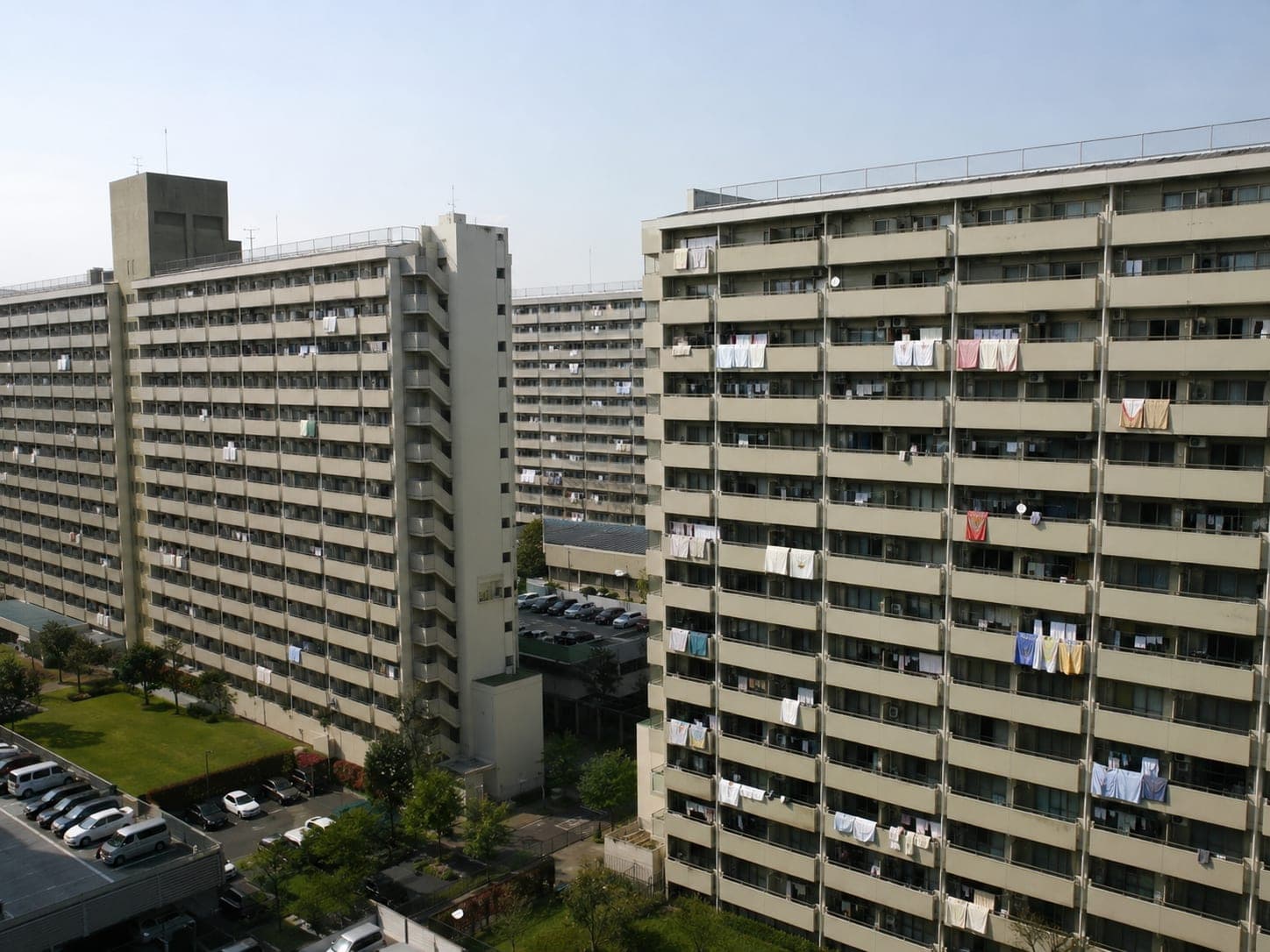 【東京都の心霊スポット】高島平団地|昭和55年、年間133人が飛び降りた──自殺防止の鉄格子が怪談になった、板橋区の自殺の名所